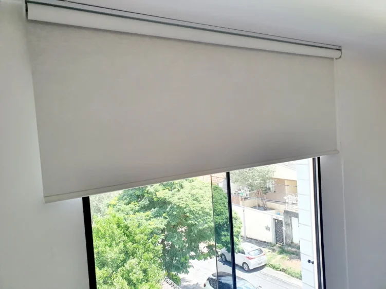 Como realizar a limpeza e a manutenção adequada das cortinas rolô, garantindo sua durabilidade e aparência?
