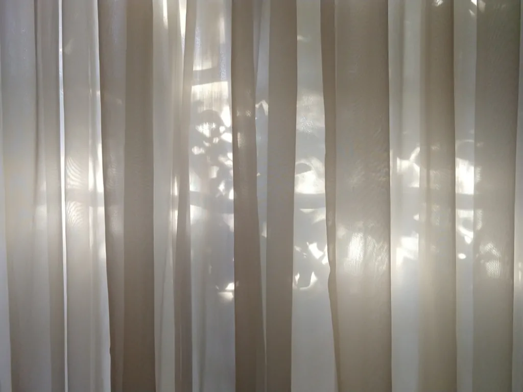 cortina de voil modelo em cor clara 